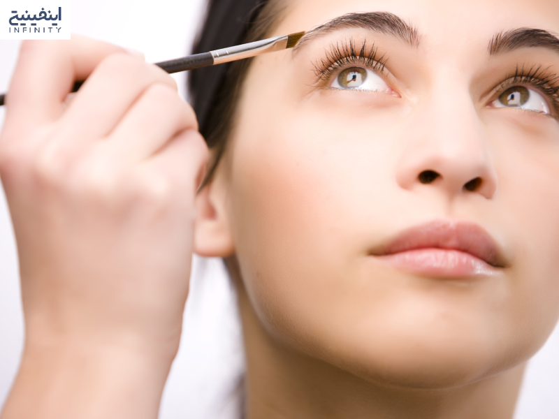 استفاده از ریملهای بیرنگ یا سبک در میکاپ لایت